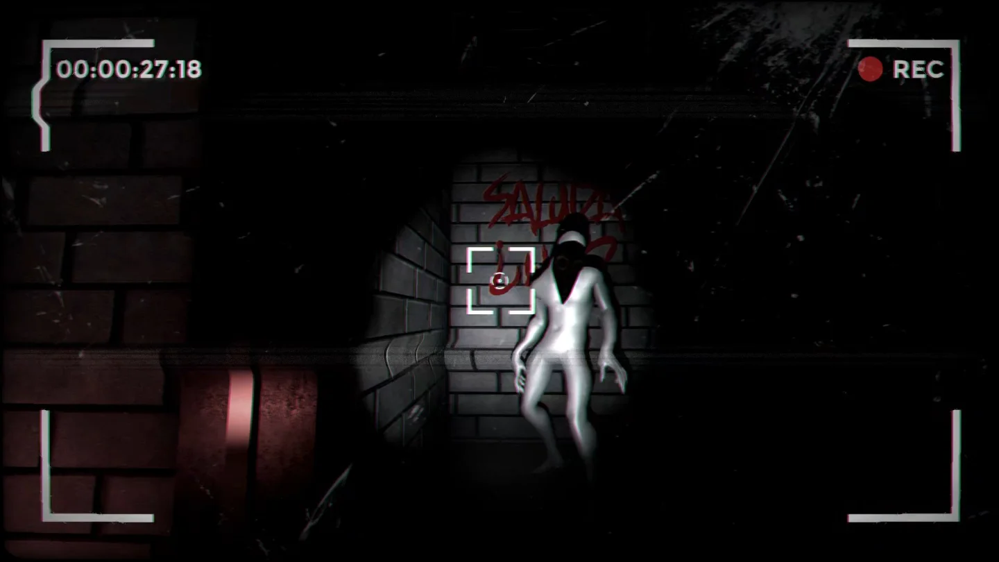 Halls Of Delirium: Nivel La Zona Habitable con el monstruo Señor Blanco acechando en un pasillo oscuro, vista de cámara de seguridad