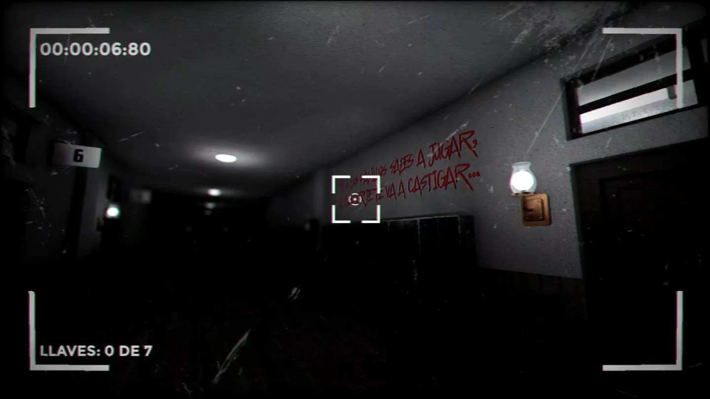 Halls Of Delirium: Nivel provisional Another Brick In The Wall con mensaje en la pared pintado en sangre sobre casilleros escolares