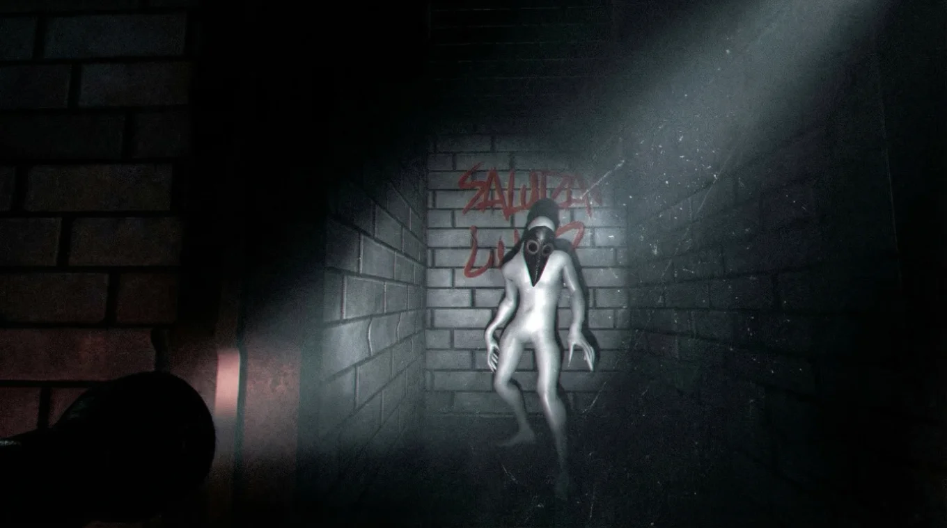 Hero image de Halls of Delirium: Captura de cámara de seguridad mostrando una figura humanoide blanca en un pasillo oscuro con pintadas de sangre